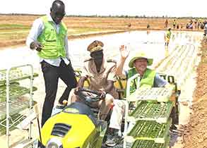 장동희와 생루이주지사가 농기구를 운전하고 있는 사진